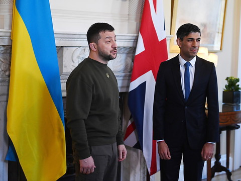 A Paris après Londres, Zelensky réclame des avions au 
