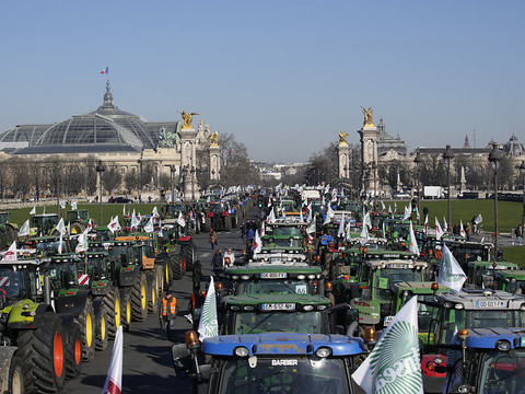 Des centaines de tracteurs au coeur de Paris