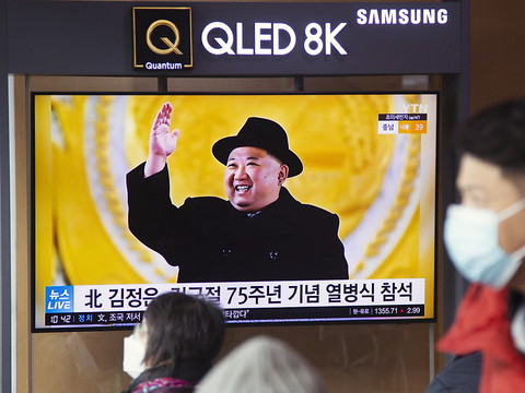 Kim Jong-un a supervisé une grande parade militaire