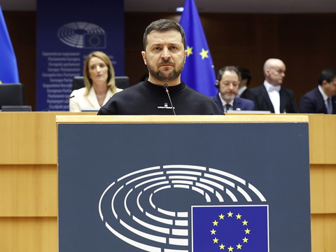 Armes: Zelensky demande à l'UE d'