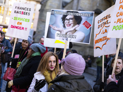 Environ 3500 employés de l'Etat défilent dans les rues de Lausanne