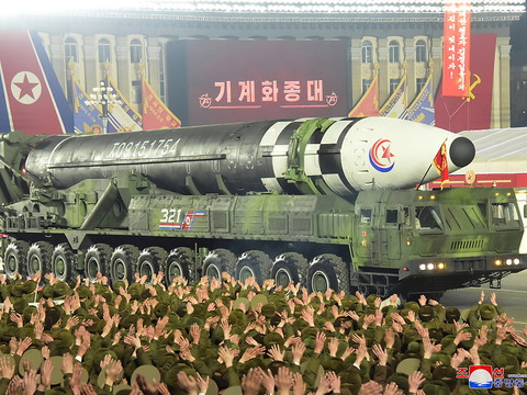 Corée du Nord: quantité record de missiles pendant un défilé