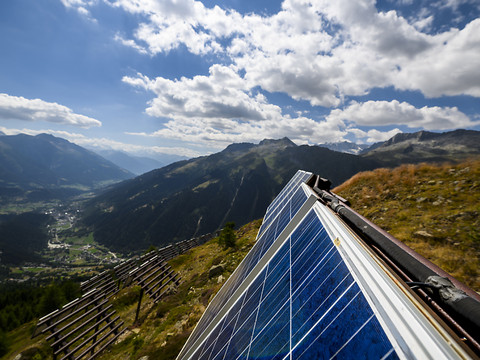 Solaire alpin: le Valais accepte le décret, référendum annoncé