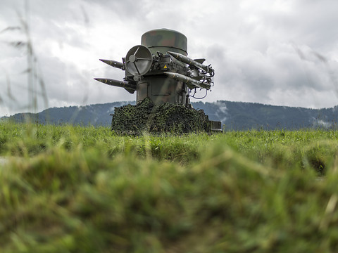 La Suisse interdit à l'Espagne de réexporter des canons en Ukraine