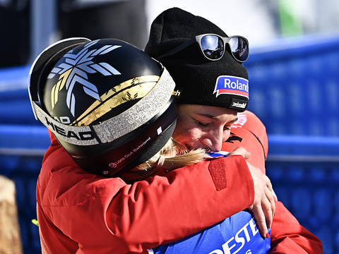 Jasmine Flury en or en descente, Corinne Suter en bronze