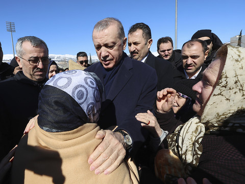 Le bilan en Turquie et Syrie s'alourdit - encore des sauvés