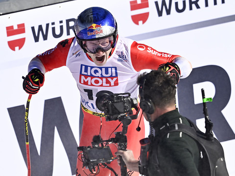 Marco Odermatt écrase la concurrence sur la descente des Mondiaux