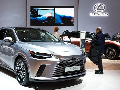 Le prochain patron de Toyota veut accélérer dans l'électrique
