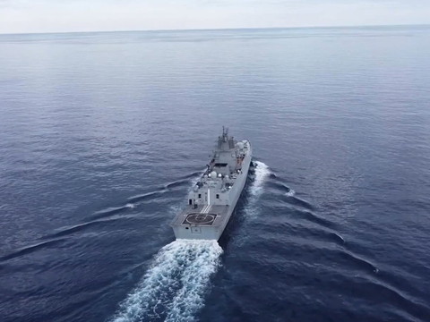Arrivée d'une frégate russe pour des entraînements controversés