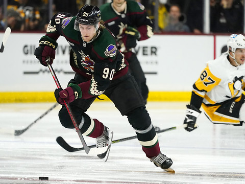 Janis Moser et les  Coyotes brisent le signe indien