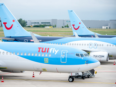 TUI continue de réduire ses pertes au premier trimestre 2022/2023