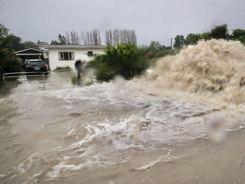 Cyclone Gabrielle: 4 morts, 300 personnes secourues sur les toits