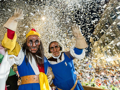 Foule record et soleil pour le lancement du carnaval de Lucerne