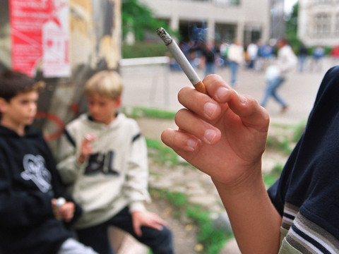 Ventes en ligne d'alcool et de tabac sans frein pour les mineurs