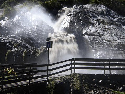 Les lacs glaciaires se vident plus tôt dans l'année