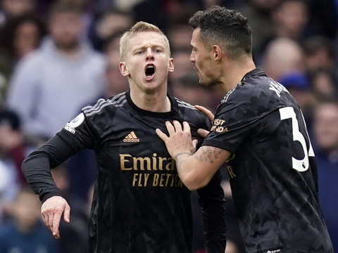 Arsenal gagne un match de folie et reprend la tête