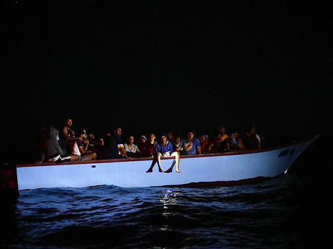 Plus de 400 migrants secourus en une nuit au large de la Tunisie