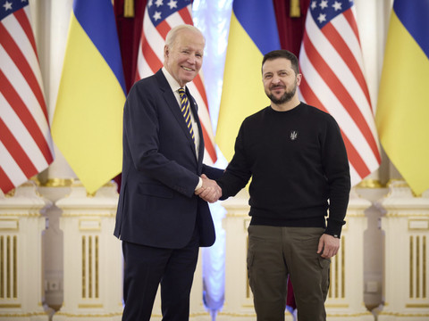 Visite surprise de Biden à Kiev, promet plus d'aide militaire