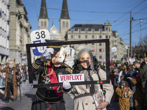 Cortège du carnaval à Lucerne sous un soleil radieux