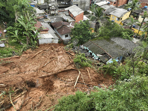 Brésil: le bilan s'alourdit à 40 morts, Lula survole la zone