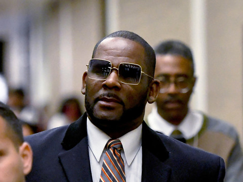 Pédopornographie: le chanteur R. Kelly condamné à 20 ans de prison