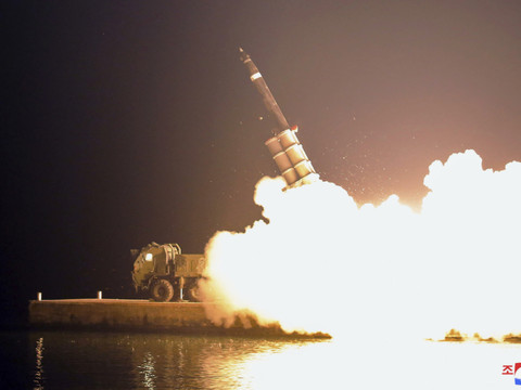 Pyongyang tire quatre missiles de croisière dans la mer
