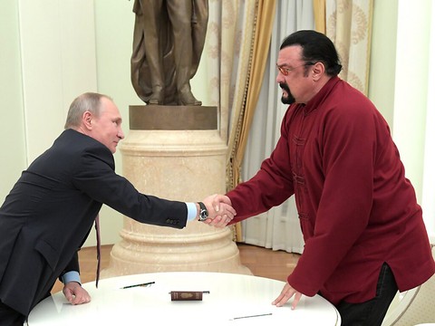 Vladimir Poutine décore l'acteur américain Steven Seagal