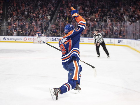 McDavid atteint la barre des 50 buts, en 61 matches