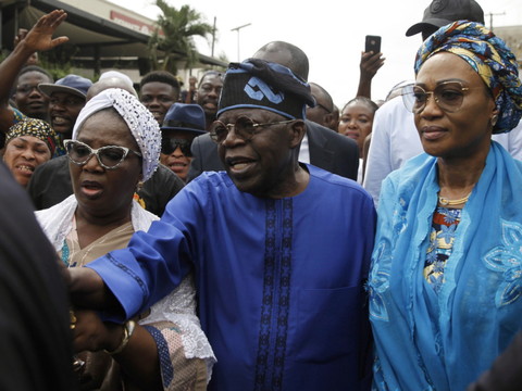 Tinubu se rapproche de la victoire malgré les accusations de fraude