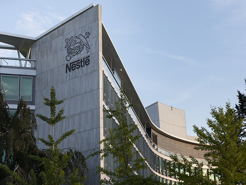 Greenpeace accuse Nestlé d'avoir tiré profit de la guerre