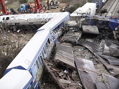 Après la collision entre deux trains en Grèce, la polémique enfle