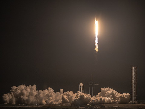 Une fusée de SpaceX en route vers l'ISS avec quatre astronautes