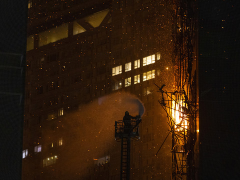 Spectaculaire incendie d'un gratte-ciel en construction