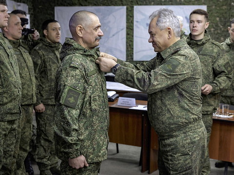 Ministre russe sur le front, la bataille fait rage à Bakhmout