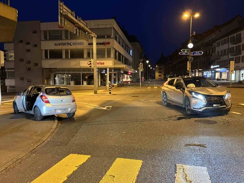 Un ado vole l'auto de ses parents et cause un accident à Rapperswil