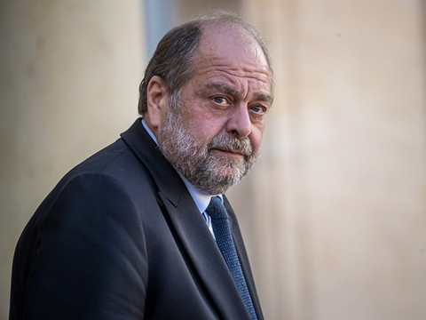 Bras d'honneur du garde des Sceaux à un député: tollé à l'Assemblée