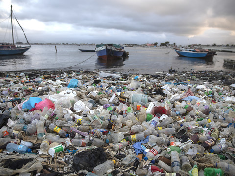 L'interdiction des plastiques attaquée au Canada