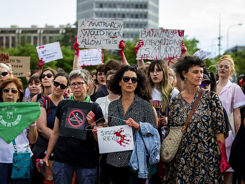 Les femmes manifestent pour leurs droits menacés à travers le monde