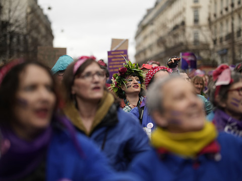 La France toujours sous tension et dans l'incertitude