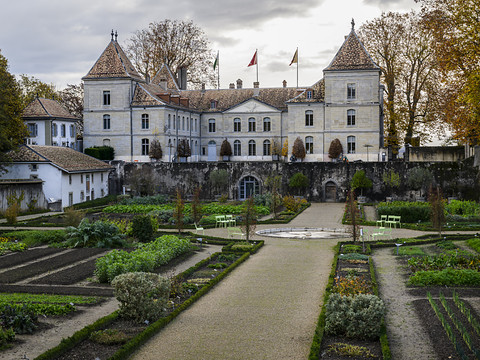 Douze créatrices de BD crayonnent le Château de Prangins au féminin