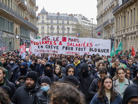 Le Sénat relève l'âge de la retraite, la contestation continue