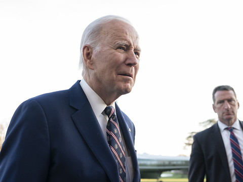 Le président américain fait fi des vives critiques de Pékin