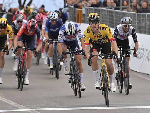 Roglic remporte l'étape reine et fait coup double