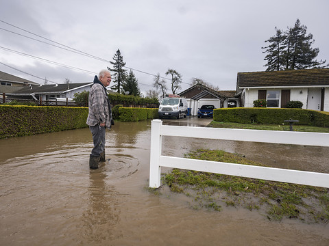 La tempête en Californie fait deux morts, une digue cède