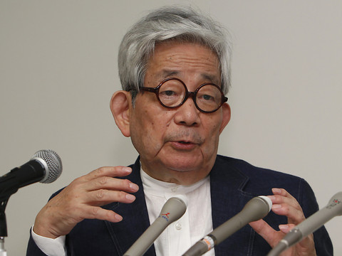 Le prix Nobel de littérature Kenzaburo Oe est mort à 88 ans
