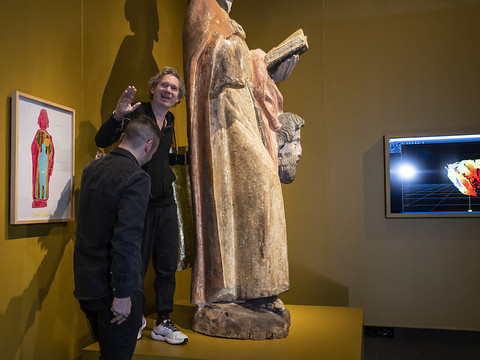 L'artiste Abraham Poincheval est sorti de sa sculpture à Fribourg