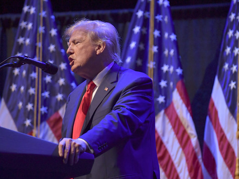 Dans l'Iowa, Trump tente de damer le pion à ses rivaux