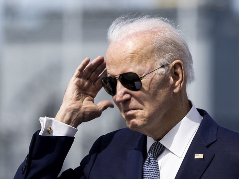 Biden prend de nouvelles mesures régulant un peu les armes à feu