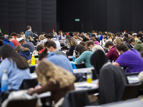 Les diplômés étrangers devraient plus facilement rester en Suisse