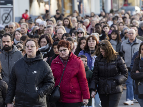 Environ 600 personnes participent à une marche blanche en ville